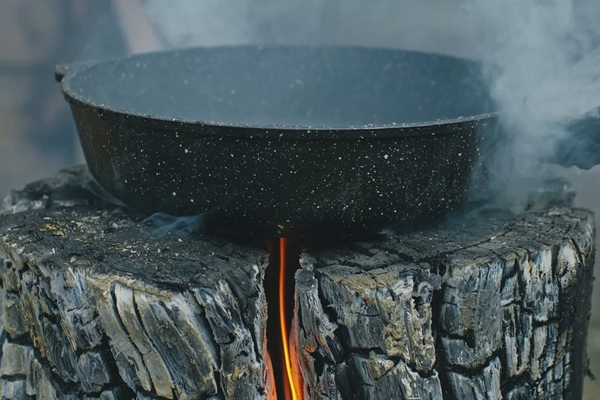 swedish or finnish log candle fire burning from inside the wood - Организация трапезы в походе: хранение продуктов, походная кухня, утварь, меню