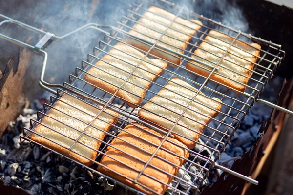 toast is fried over charcoal - Организация трапезы в походе: хранение продуктов, походная кухня, утварь, меню