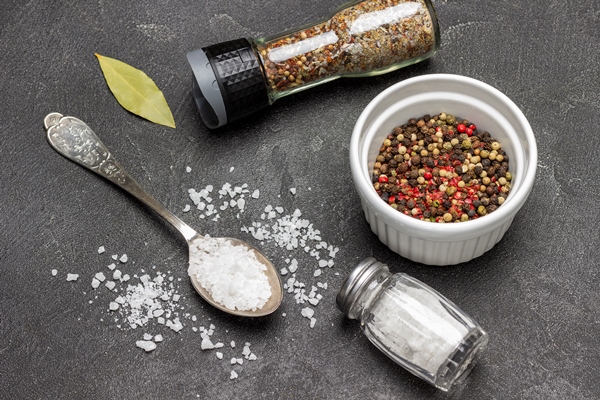 allspice in bowl salt in metal spoon salt shaker and bay leaf - Фасолевый суп по-походному