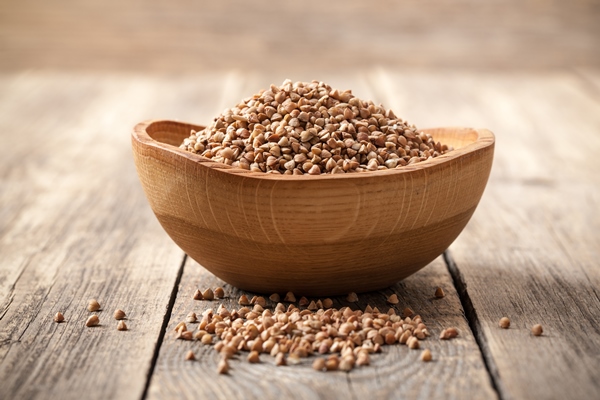 buckwheat groats in wooden bowl - Походная каша с колбасой и овощами