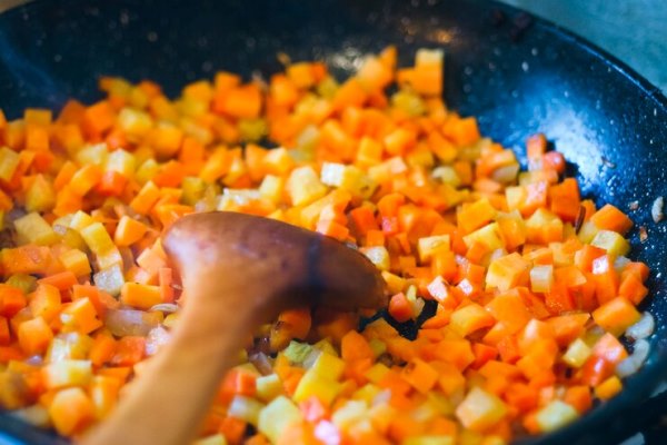 chopped carrots frying on the pan 72464 113 - Фасолевый суп по-походному