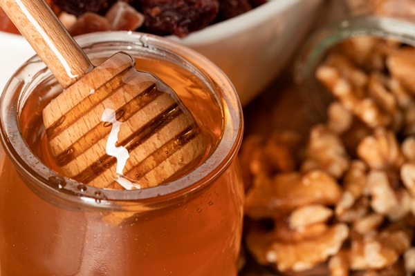 close up honey with nuts - Злаковые батончики