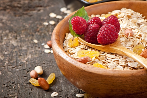 healthy breakfast oatmeal and berries - Злаковые батончики