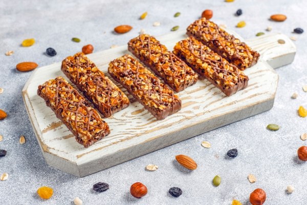 healthy delicios granola bars with chocolate muesli bars with nuts and dry fruits top view 114579 10383 - Злаковые батончики