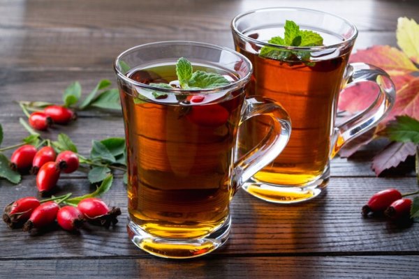 rose hip tea in transparent cup with honey and fresh berries vitamin c drink on dark table 165623 745 - Компот из свежих яблок и шиповника