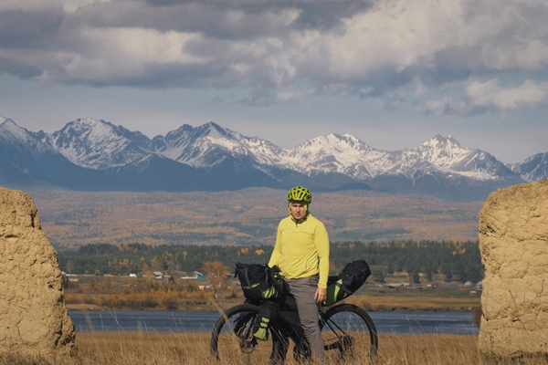 the man travel on mixed terrain cycle touring with bikepacking - Злаковые батончики