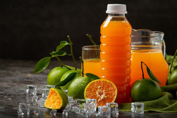 a glass of orange juice and fresh fruit on the floor with ice cubes - Постная шарлотка на апельсиновом соке