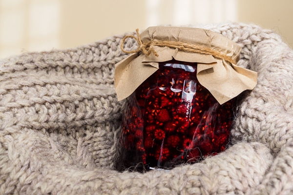 a jar of raspberry jam on a wool blanket - Малиновое варенье