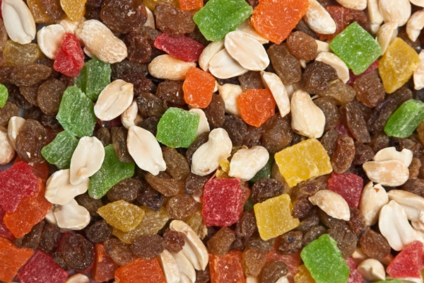 a mixture of nuts and dried fruit pieces - Мёд с орехами