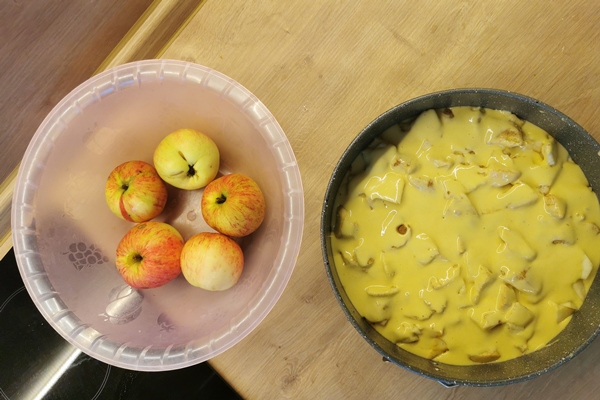 cooking autumn charlotte pie round dough for apple pie bananas - Постная шарлотка на апельсиновом соке