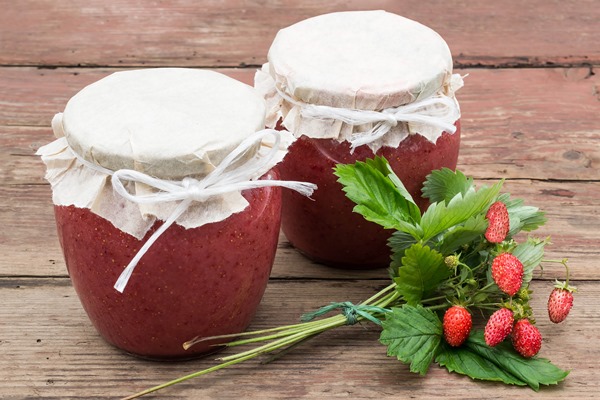 fresh puree of wild strawberries with sugar - Варенье из лесной земляники