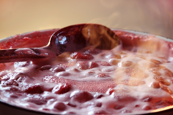 fresh strawberry hot jam during cooking process - Клубничное варенье