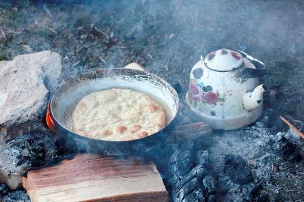 frying dough in wood fire - Черничный пирог по-походному