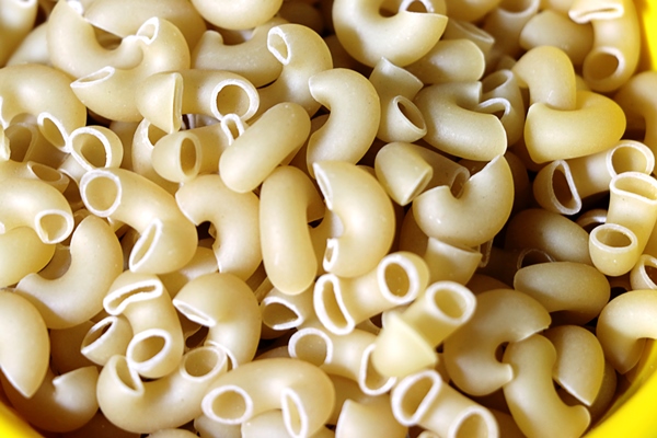 pasta raw closeup background delicious dry uncooked ingredient for traditional italian cuisine dish - Макароны с тушёнкой и лесными грибами на костре