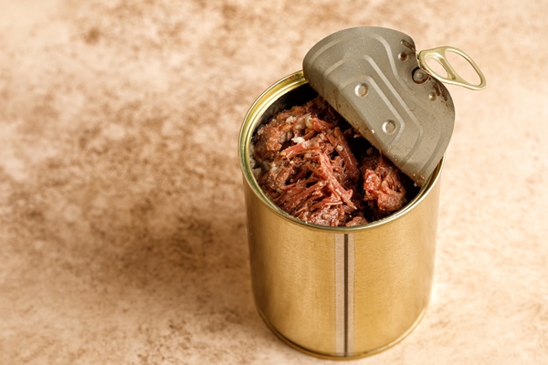stew meal beef in metallic jar canned meat opened jar with beef stew russian tushenka - Пшеничная каша в котелке на костре