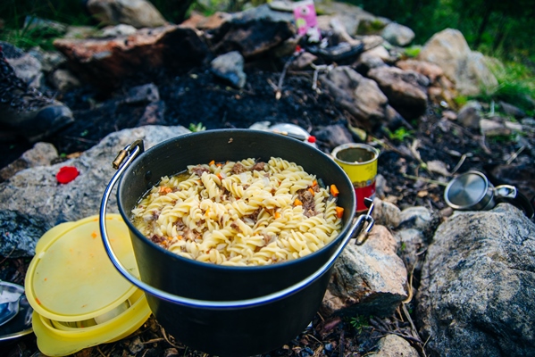 stew with pasta in a campfire potcamping food high quality photo - Макароны с тушёнкой и лесными грибами на костре