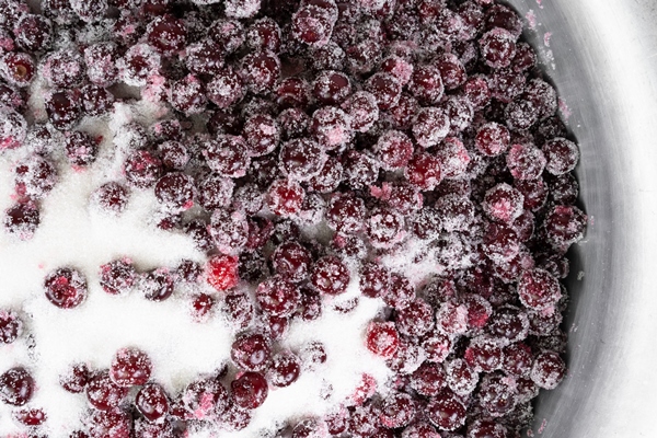 cherry in sugar the process of making cherry jam - Вишнёвое варенье с косточками