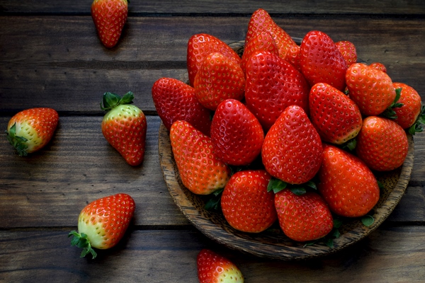 fresh strawberry in wooden plate on wooden background - Клубника, протёртая с сахаром