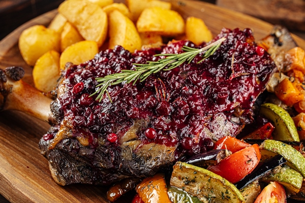lamb knuckle with lingonberry sauce and vegetables - Мочёная брусника