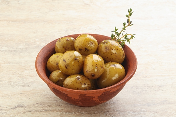 boiled baby potato with oil in the bowl - Картофельные зразы с овощной начинкой