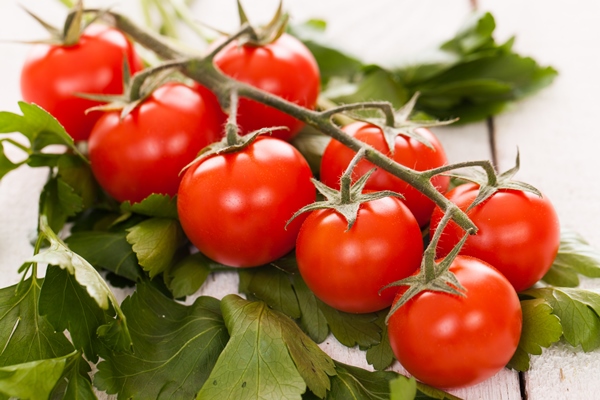 cherry tomatoes on a branch with parsley - Белая рыба, запечённая с овощами