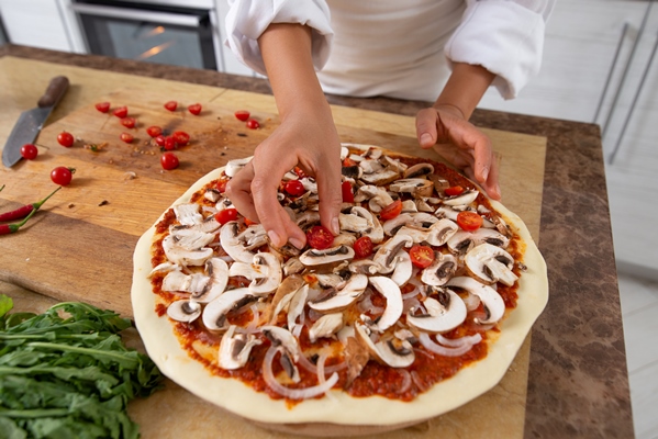 close up woman cooking pizza - Постная пицца на пресном тесте