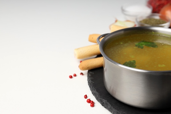 concept of tasty food with chicken soup or broth on white background - Походный лагман из сушёных продуктов
