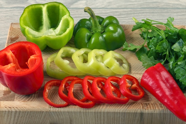 cut sweet pepper on wooden board raw health food - Консервированная борщевая заправка