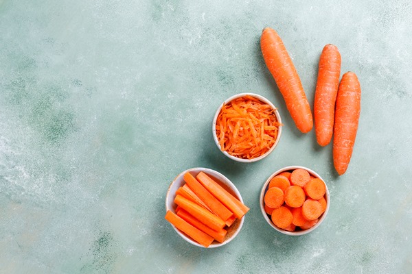 different cuts of carrot in bowls - Замороженные овощи для супа и вторых блюд