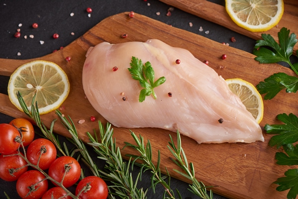 fresh chicken meat portions for cooking and barbecuing with fresh seasoning raw uncooked chicken leg on cutting board - Пицца "Карри"