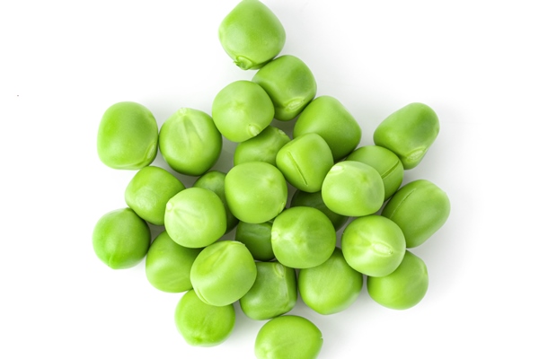 green peas isolated on white - Картофельные зразы с овощной начинкой