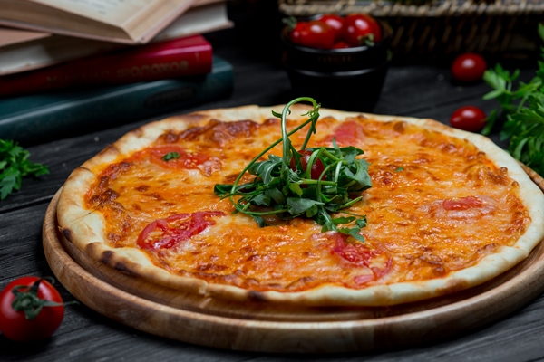 margarita pizza with tomato sauce and mozarella cheese served with green salad - Пицца "Маргарита"