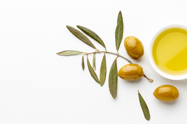 olive oil saucer with leaves and yellow olives with copy space - Пицца "Карри"