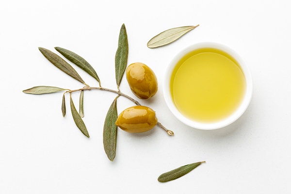 olive oil saucer with leaves and yellow olives - Пицца "Четыре сыра"