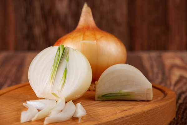 onions in a cut on a rustic wooden table 1 - Пицца "Карри"