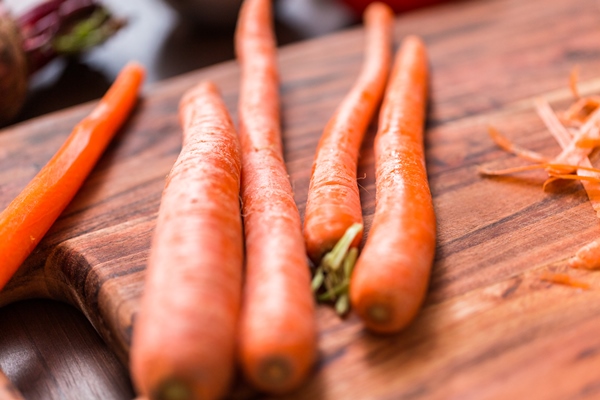peeling organic carrots to make beet soup - Консервированная борщевая заправка