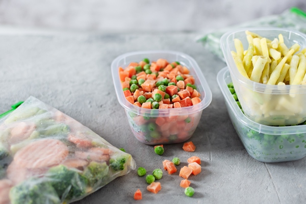 plastic containers and bags with different frozen vegetables - Замороженные овощи для супа и вторых блюд