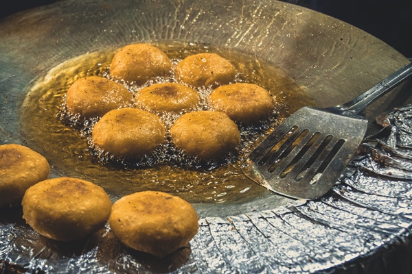 potato pancakes fried in boiling oil - Картофельные зразы с овощной начинкой