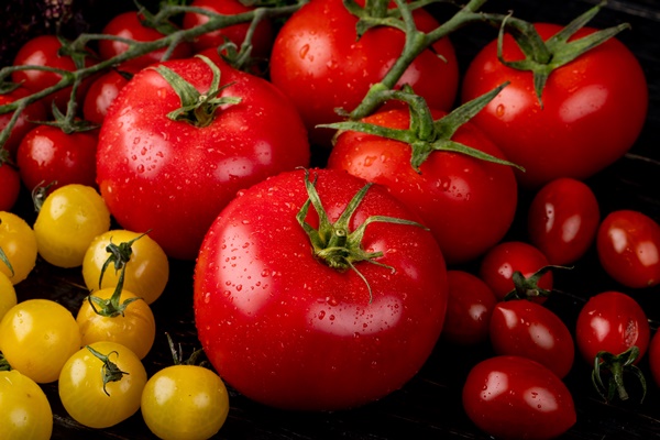 side view of yellow and red tomatoes - Замороженные овощи для супа и вторых блюд