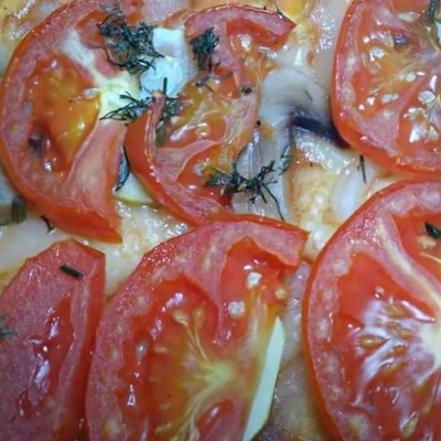 Постная пицца с шампиньонами, помидорами и кабачками