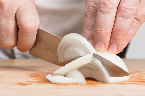 closeup chef slicing oniono 1 - Тавранчук из говядины