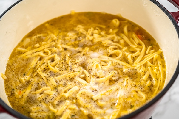 cooking chicken noodle soup with kluski noodles in an enameled dutch oven - Куриный суп-затируха на яйцах