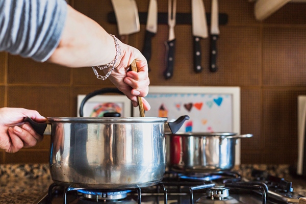crop hands of woman cooking in kitchen - Молочный суп с тыквой и миндалём