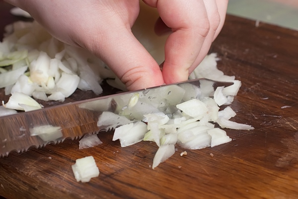 cutting onion - Груздянка с яйцом