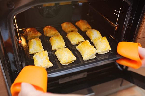 fresh hot puff pastry pies in the oven close up - Бульон красный со слоёными мясными пирожками