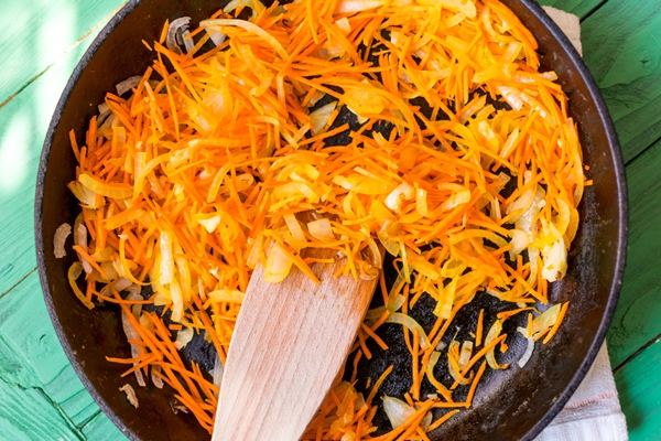 fry carrot and onion in a pan 1 - Крупник белорусский