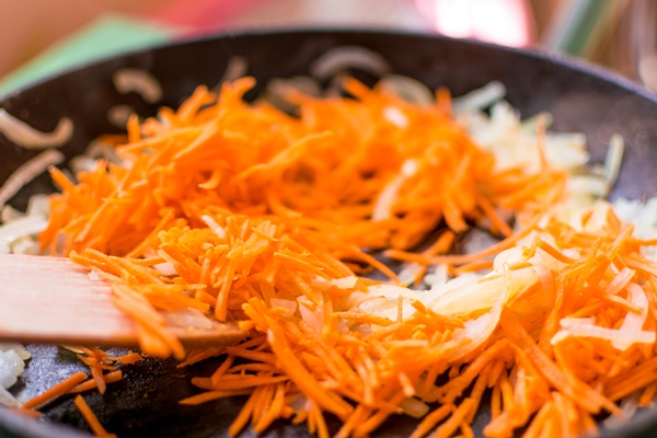fry carrot and onion in a pan - Куриный суп-затируха на яйцах