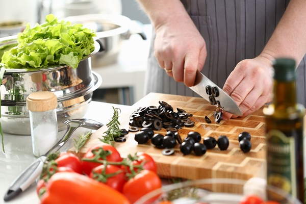 professional chef slicing olive salad ingredient - Пицца "Сицилийская"