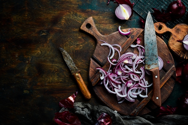 purple onion fresh chopped onions on a wooden board top view on a black stone background - Пицца "Сицилийская"