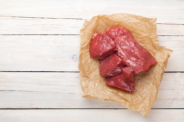 raw fillet beef steak pieces - Тавранчук из говядины